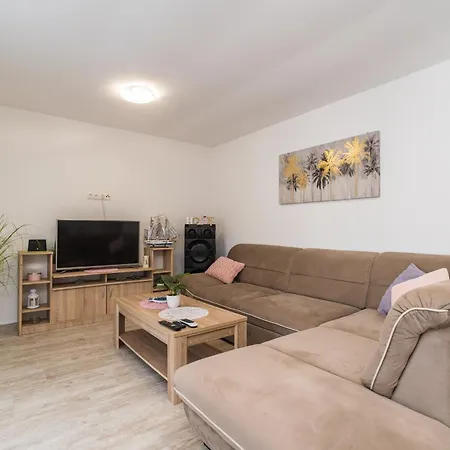 Zara Villa Nin