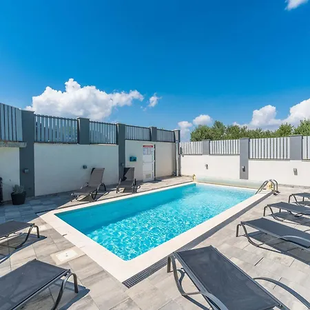 וילה Zara נין