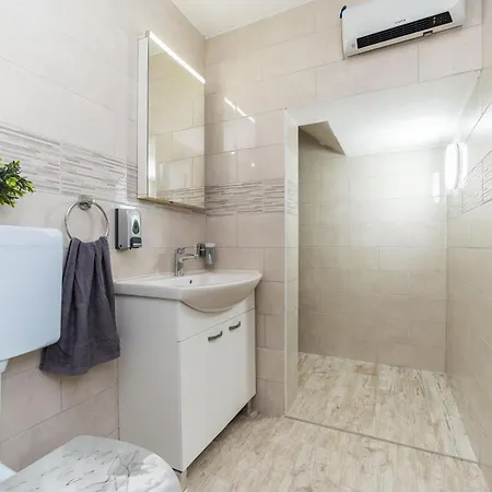 Zara Villa Nin