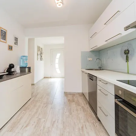 Zara Villa Nin